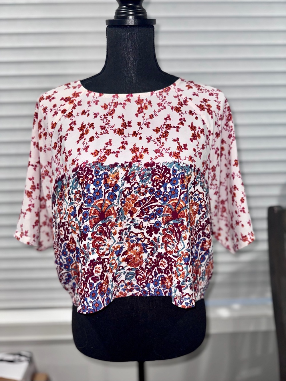 House of Harlow 1960 White Top with Red, Blue & Rust Floral Small